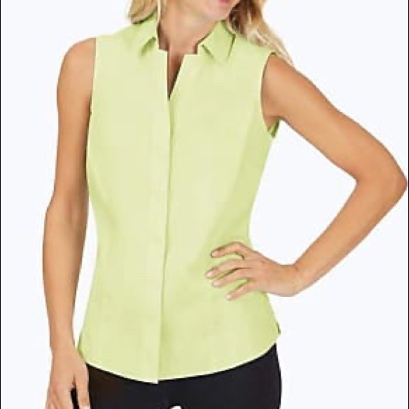 The Limited Sleeveless Button Up Top - Picture 5 of 5